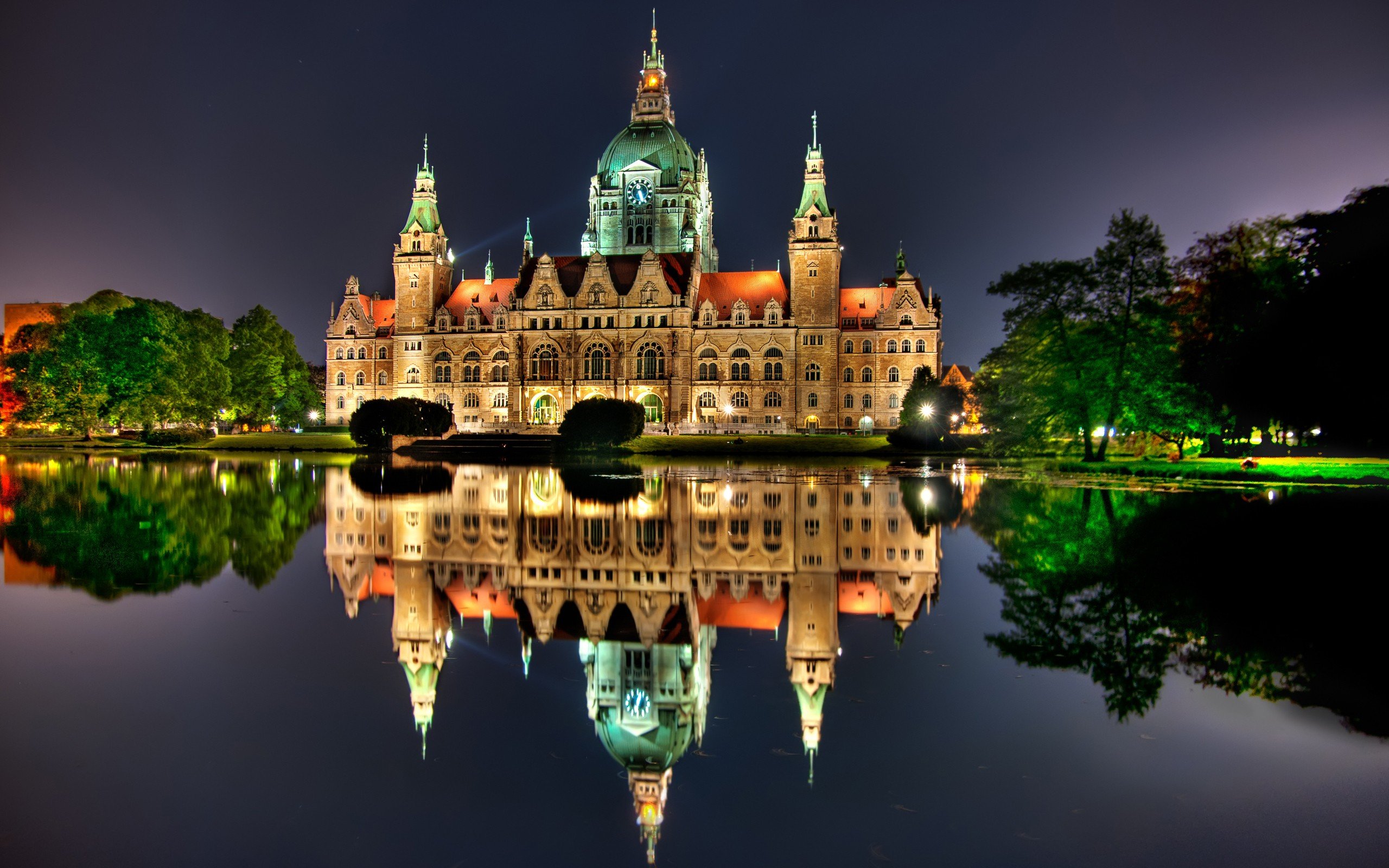 Hanover Palace Reflection Low Light Wallpaper