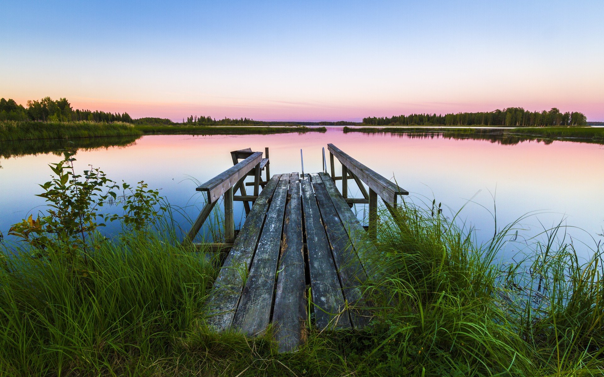 Tranquil Lake Pier Wallpaper