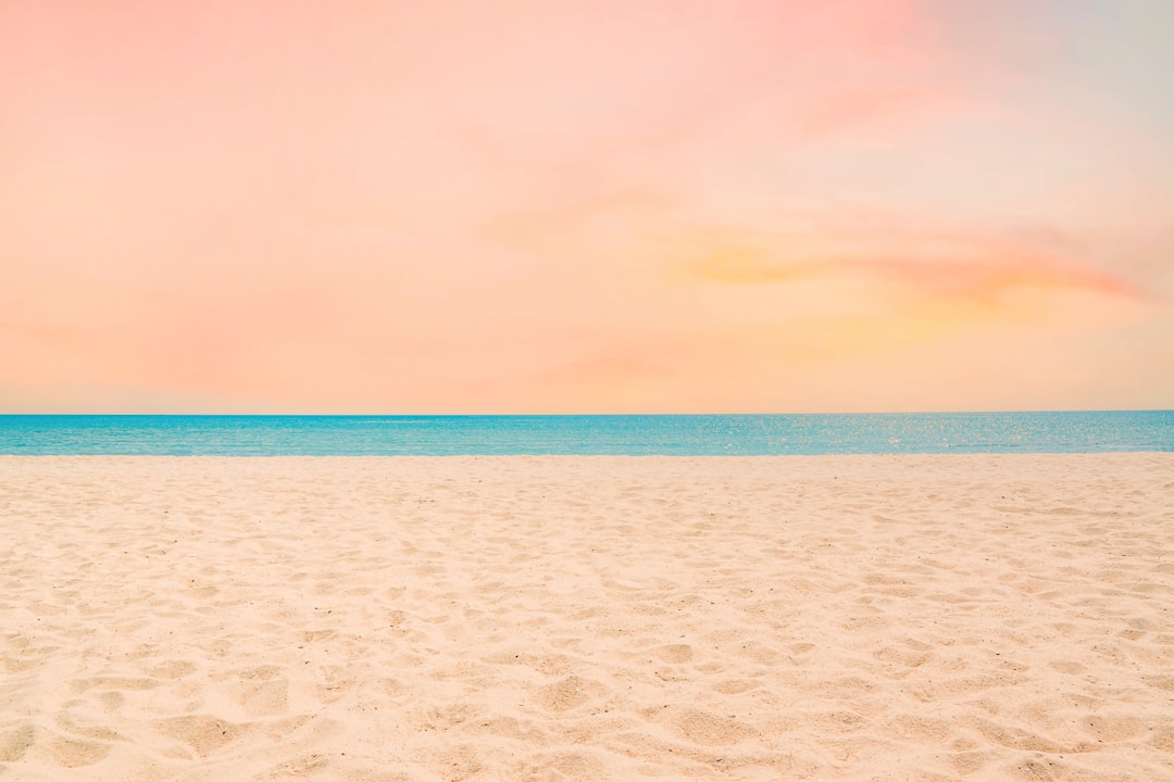 Peaceful Beach Horizon Wallpaper