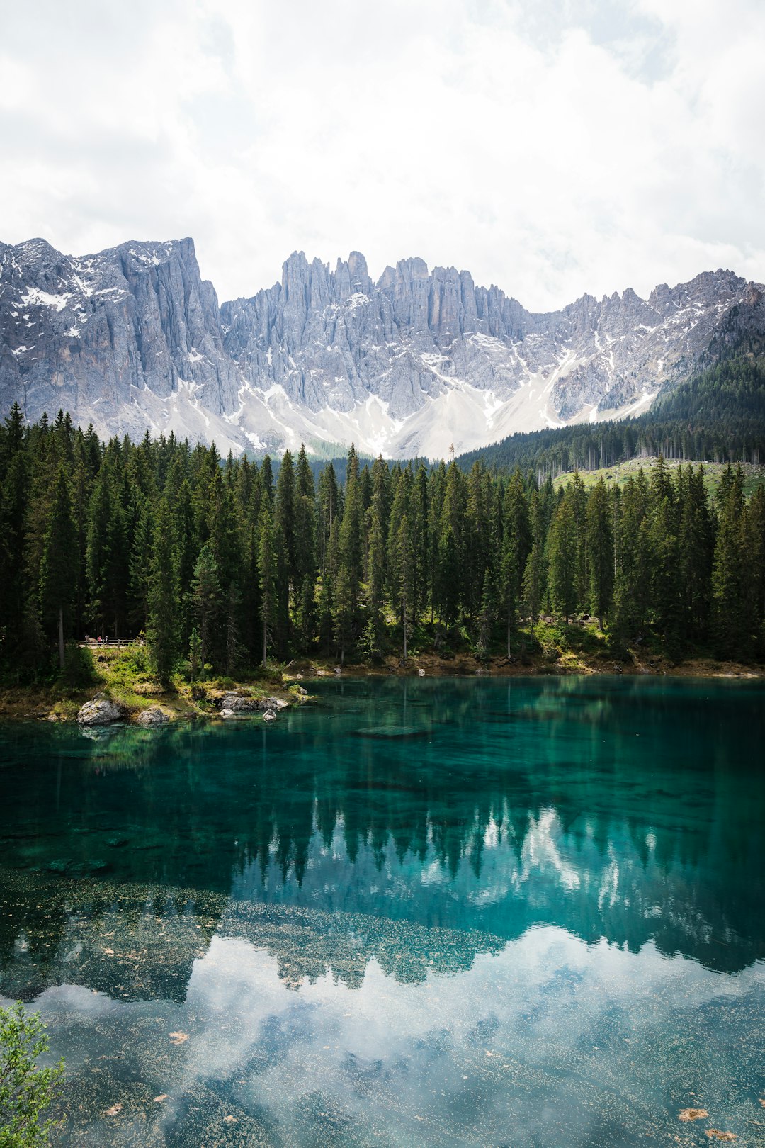 Majestic Lake Berg Wallpaper