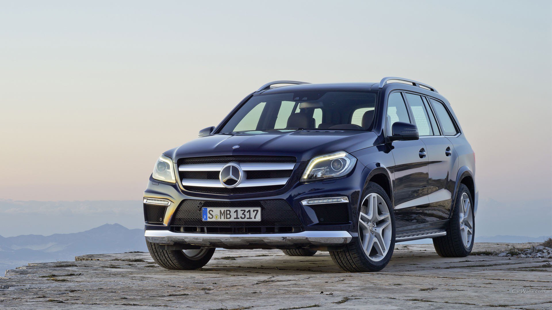 Blue Mercedes GL SUV Wallpaper