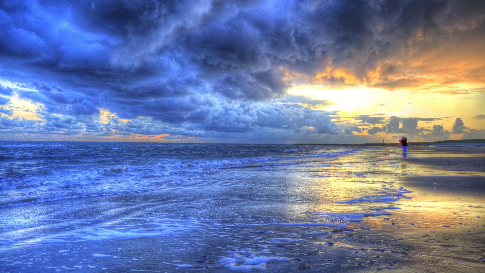 Sunlit Ocean Horizon Wallpaper