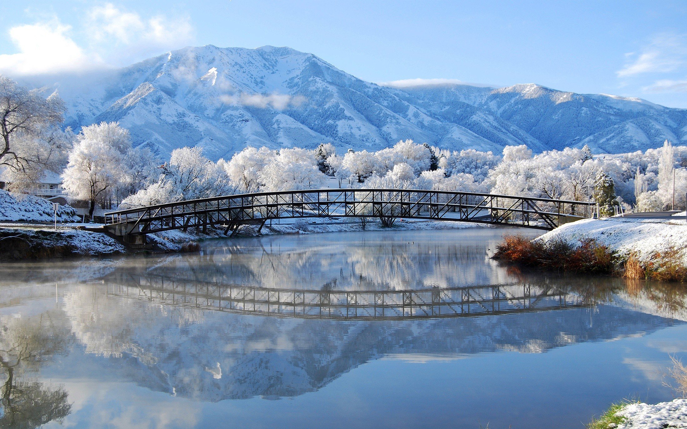 Frosted Mountain River Wallpaper