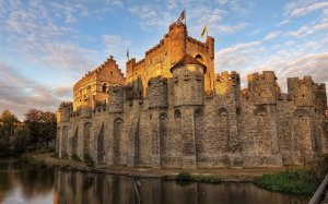 Collector's Choice - Gent Castle Medieval Wallpaper