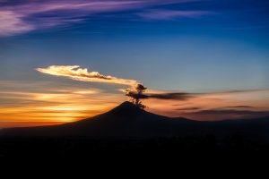 Collector's Choice - Popocatépetl Dawn Eruption Wallpaper