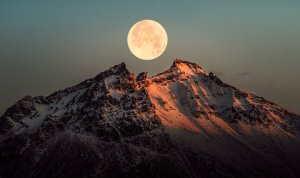 Editor's Choice - Minimalist Iceland Moon Wallpaper
